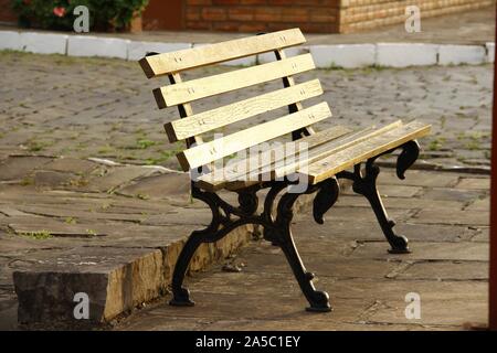 Scena mattutina di una panca di legno marrone in piedi il parco Foto Stock