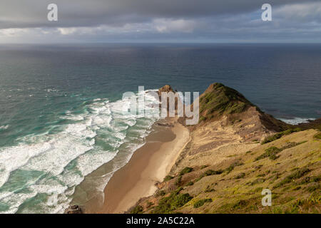 Cape Reinga, Te Rerenga Wairua, il punto più settentrionale della Nuova Zelanda dove il Mare di Tasman e Oceano Pacifico si incontrano, in sole serale con alcune nuvole. Foto Stock