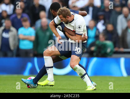 Londra, Regno Unito. Xix oct, 2019. Nathaniel Chalobah di Watford e Harry Kane del Tottenham competere per la sfera durante l'incontro della Barclays Premier League match tra Tottenham Hotspur e Watford, a Tottenham Hotspur Stadium, Londra Inghilterra il 19 ottobre 2019. Credit: Azione Foto Sport/Alamy Live News Foto Stock