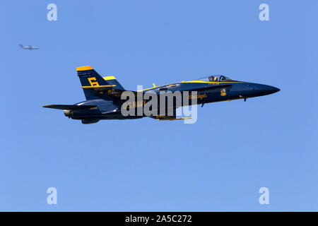 Blue Angels assolo contrapposte pilotato da Lcdr Andre Webb. Foto Stock