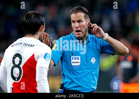 Utrecht, Paesi Bassi. Xix oct, 2019. UTRECHT, Stadion Galgenwaard, 19-10-2019, olandese Eredivisie stagione 2019/2020. Utrecht - PSV. arbitro Danny Makkelie controllo sul campo monitor review raccomandato dal video assistente arbitro (VAR) Jochem KAMPHUIS durante il gioco Utrecht - PSV. Credito: Pro scatti/Alamy Live News Foto Stock