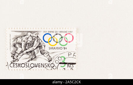 La Cecoslovacchia francobollo commemorativo del Sarajevo Olimpiadi Invernali del 1984, dotato di 2 scrimmaging giocatori di hockey. Scott # 2496. Foto Stock