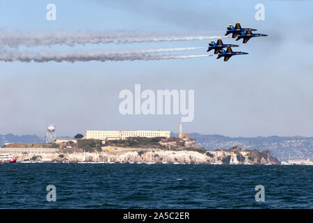 Blue Angels F-18 calabroni nella formazione di diamante passano oltre Alcatraz durante un 2019 di San Francisco la settimana della flotta dimostrazione di volo. Foto Stock