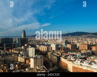 Paesaggio urbano di Barcellona dotato di famosi punti di riferimento Torre Glories, La Sagrada Familia e la collina di Tibidabo nella distanza - Barcellona, Catalonia, Foto Stock