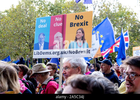 Westminster, Londra, Regno Unito. Il 19 ottobre 2019. Manifestanti marzo a Londra per chiedere un altro referendum sul se il Regno Unito accetta una proposta Brexit trattativa o rimanere nell'Unione europea (UE). Credito: Alan Fraser/Alamy Live News Foto Stock