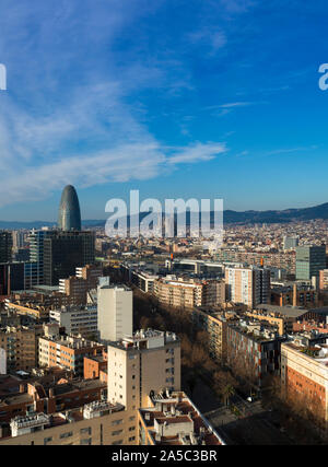 Città del paesaggio urbano di Barcellona con famosi punti di riferimento Torre glorie e La Sagrada Familia che sovrasta - Barcellona, in Catalogna, Spagna Foto Stock