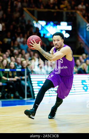 Ilshofen, Germania. Xix oct, 2019. Basket: Bundesliga, Hakro Merlini Crailsheim - BG Göttingen, girone principale, quarta giornata, nell'Arena Hohenlohe. Di Göttingen Kyan Anderson gioca la palla. Credito: Uwe Anspach/dpa/Alamy Live News Foto Stock