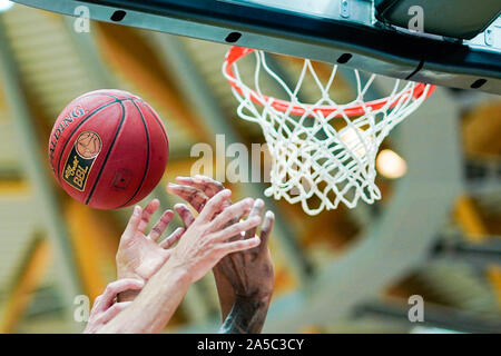 Ilshofen, Germania. Xix oct, 2019. Basket: Bundesliga, Hakro Merlini Crailsheim - BG Göttingen, girone principale, quarta giornata, nell'Arena Hohenlohe. I giocatori tendere le loro mani per la palla al cesto. Credito: Uwe Anspach/dpa/Alamy Live News Foto Stock