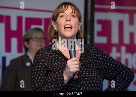 Londra, Regno Unito. 19 ottobre, 2019. Jess Phillips, manodopera MP per Birmingham Yardley, indirizzi di centinaia di migliaia di pro-cittadini UE a un insieme per la finale di dire voto popolare rally in piazza del Parlamento come MPs si incontrano in un 'super sabato' Commons sessione, la prima seduta poiché il conflitto delle Falklands, per votare, soggette al Sir Oliver Letwin emendamento Brexit trattativa negoziata dal Primo Ministro Boris Johnson con l'Unione europea. Credito: Mark Kerrison/Alamy Live News Foto Stock