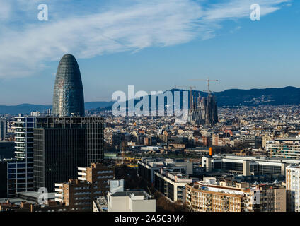 Paesaggio con famosi punti di riferimento Torre glorie e La Sagrada Familia che sovrasta la città di Barcellona, in Catalogna, Spagna Foto Stock