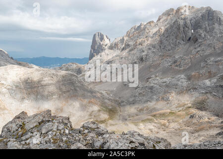 Picu Urriellu o Naranjo de Bulnes picco di calcare nel Parco Nazionale Picos de Europa come si vede dal rosso Horcados Viewpoint, nel nord della Spagna, Europa Foto Stock