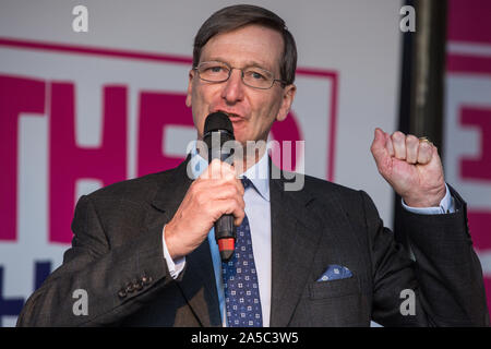 Londra, Regno Unito. 19 ottobre, 2019. Dominic Grieve, indipendente MP per Beaconsfield, indirizzi di centinaia di migliaia di pro-cittadini UE a un insieme per la finale di dire voto popolare rally in piazza del Parlamento come MPs si incontrano in un 'super sabato' Commons sessione, la prima seduta poiché il conflitto delle Falklands, per votare, soggette al Sir Oliver Letwin emendamento Brexit trattativa negoziata dal Primo Ministro Boris Johnson con l'Unione europea. Credito: Mark Kerrison/Alamy Live News Foto Stock