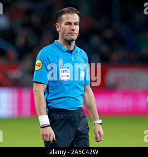 Utrecht, Paesi Bassi. Xix oct, 2019. UTRECHT, Stadion Galgenwaard, 19-10-2019, olandese Eredivisie stagione 2019/2020. Utrecht - PSV. arbitro Danny Makkelie durante il gioco Utrecht - PSV. Credito: Pro scatti/Alamy Live News Foto Stock