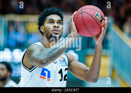 Ilshofen, Germania. Xix oct, 2019. Basket: Bundesliga, Hakro Merlini Crailsheim - BG Göttingen, girone principale, quarta giornata, nell'Arena Hohenlohe. Crailsheim's Quincy Ford lancia la palla. Credito: Uwe Anspach/dpa/Alamy Live News Foto Stock