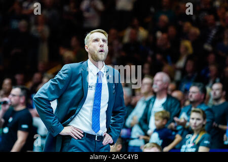 Ilshofen, Germania. Xix oct, 2019. Basket: Bundesliga, Hakro Merlini Crailsheim - BG Göttingen, girone principale, quarta giornata, nell'Arena Hohenlohe. Crailsheim coach Tuomas Iisalo è in disparte. Credito: Uwe Anspach/dpa/Alamy Live News Foto Stock