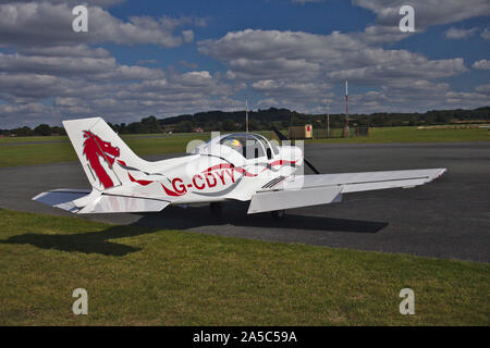 Luce aeromobili parcheggiati. Wolverhampton Halfpenny Green Airport. South Staffordshire. Regno Unito Foto Stock