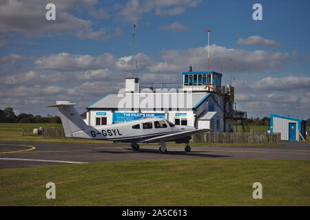 Luce di rullaggio degli aeromobili in prossimità della torre di controllo. Wolverhampton Halfpenny Green Airport. South Staffordshire. Regno Unito Foto Stock