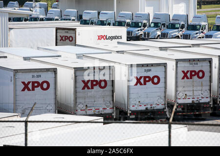 XPO Logistica semi-rimorchio camion e rimorchi ad un impianto di trasporto merci di Roanoke, Virginia, il 15 settembre 2019. Foto Stock