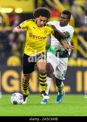 Duelli, duello tra Axel Witsel (Borussia Dortmund) e Breel Embolo (Borussia Monchengladbach). Borussia Dortmund - Borussia Monchengladbach, 19.10.2019 - Calcetto 1° Divisione: Borussia Dortmund vs. Borussia Monchengladbach, ubicazione, 19 ott 2019 - DFL regolamenti vietano qualsiasi uso di fotografie come sequenze di immagini e/o quasi-video. | Utilizzo di tutto il mondo Foto Stock