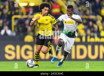 Duelli, duello tra Axel Witsel (Borussia Dortmund) e Breel Embolo (Borussia Monchengladbach). Borussia Dortmund - Borussia Monchengladbach, 19.10.2019 - Calcetto 1° Divisione: Borussia Dortmund vs. Borussia Monchengladbach, ubicazione, 19 ott 2019 - DFL regolamenti vietano qualsiasi uso di fotografie come sequenze di immagini e/o quasi-video. | Utilizzo di tutto il mondo Foto Stock