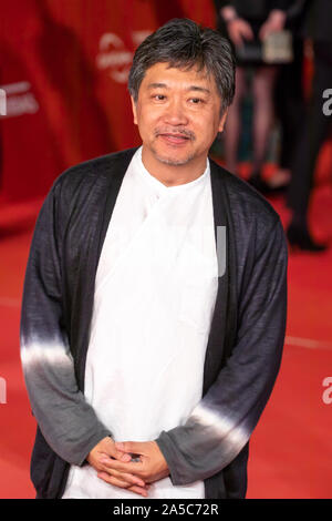 Roma Italia. Il 19 ottobre 2019. Il direttore Kore-eda Hirokazu passeggiate sul tappeto rosso della festa del cinema di Roma, presso l Auditorium Parco della Musica il 19 ottobre 2019. Credito: Gennaro Leonardi / Alamy Foto Stock