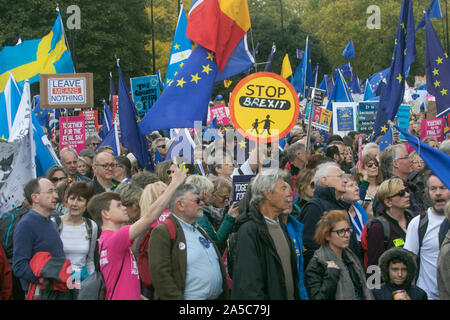 Migliaia di Anti Brexit sostenitori marzo con cartelli e Unione europea bandiere al Parlamento di chiedere un voto popolare e un finale a dire al Primo Ministro Boris Johnson Brexit trattare con l'Unione europea. Foto Stock