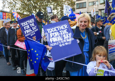 Anti Brexit sostenitori marzo con cartelli insieme per la finale di dire al Parlamento di chiedere un voto popolare e un finale a dire al Primo Ministro Boris Johnson Brexit trattare con l'Unione europea. Foto Stock