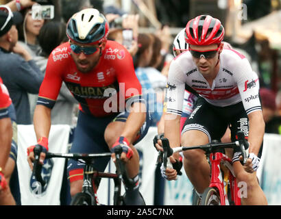 Utsunomiya, Giappone. Xix oct, 2019. Ciclista belga Edward Theuns (R) di Trek Segafredo insegue ciclista italiano Sonny Colbrelli (L) del Bahrain Merida alla Japan Cup criterium in Utsunomiya, a nord di Tokyo il Sabato, 19 ottobre 2019. Theuns ha vinto la gara mentre Clobrelli finito la seconda. Credito: Yoshio Tsunoda/AFLO/Alamy Live News Foto Stock