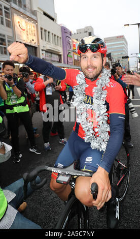 Utsunomiya, Giappone. Xix oct, 2019. Ciclista italiano Sonny Colbrelli del Bahrain Merida getta il suo braccio nell'aria dopo la Japan Cup criterium in Utsunomiya, a nord di Tokyo il Sabato, 19 ottobre 2019. Trek Segafredo's Edward Theunsof Belgio ha vinto la gara mentre Clobrelli finito la seconda. Credito: Yoshio Tsunoda/AFLO/Alamy Live News Foto Stock