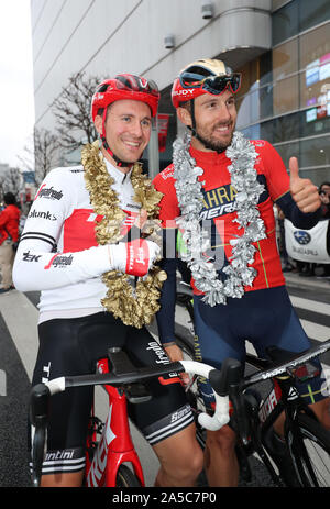 Utsunomiya, Giappone. Xix oct, 2019. Ciclista belga Edward Theuns (L) di Trek Segafredo e il ciclista italiano Sonny Colbrelli (R) del Bahrain Merida sorriso alla Japan Cup criterium in Utsunomiya, a nord di Tokyo il Sabato, 19 ottobre 2019. Theuns ha vinto la gara mentre Clobrelli finito la seconda. Credito: Yoshio Tsunoda/AFLO/Alamy Live News Foto Stock