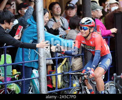 Utsunomiya, Giappone. Xix oct, 2019. Ciclista giapponese Yukiya Arashiro del Bahrain Merida tocca con i fan giapponesi prima di iniziare la Japan Cup criterium in Utsunomiya, a nord di Tokyo il Sabato, 19 ottobre 2019. Credito: Yoshio Tsunoda/AFLO/Alamy Live News Foto Stock