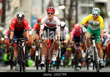 Utsunomiya, Giappone. Xix oct, 2019. Ciclista belga Edward Theuns (C) di Trek Segafredo attraversa la linea del traguardo per vincere la Coppa del Giappone durante il Criterium Ciclista Italiano Sonny Colbrelli (L) del Bahrain Merida terminato il secondo e il ciclista australiano Brenton Jones (R) di Delko Marseille Provence terminato il terzo in Utsunomiya, a nord di Tokyo il Sabato, 19 ottobre 2019. Credito: Yoshio Tsunoda/AFLO/Alamy Live News Foto Stock