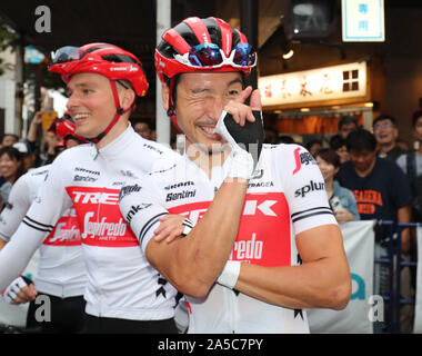 Utsunomiya, Giappone. Xix oct, 2019. Ciclista giapponese Fumiyuki Beppu di Trek Segafredo mostra un pollice con le sue dita come il suo compagno di squadra Edward Theuns del Belgio ha vinto la gara a tenuta alla Japan Cup criterium in Utsunomiya, a nord di Tokyo il Sabato, 19 ottobre 2019. Credito: Yoshio Tsunoda/AFLO/Alamy Live News Foto Stock