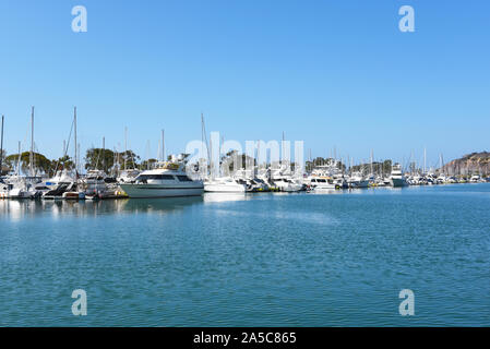 DANA POINT, CALIFORNIA - 18 OTT 2019: Canale con barche ormeggiate nel loro scivola in Dana Point Marina. Foto Stock