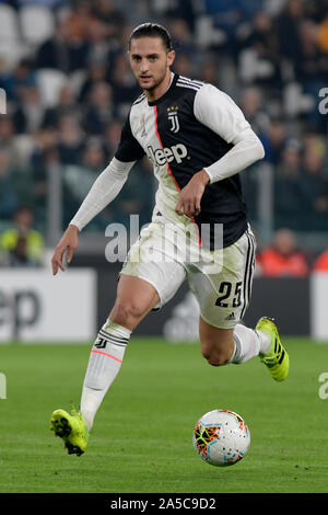 Lo Stadio Allianz, Torino, Italia. Xix oct, 2019. Serie a calcio, juventus rispetto a Bologna; Adrien Rabiot della Juventus sulla sfera - Editoriale usare carte di credito: Azione Plus sport/Alamy Live News Foto Stock