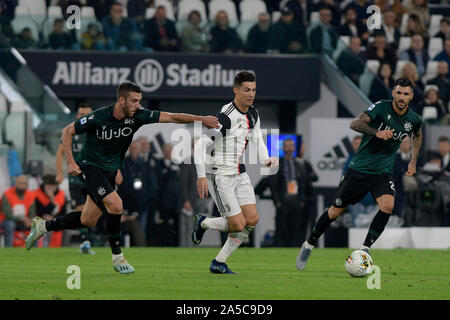 Lo Stadio Allianz, Torino, Italia. Xix oct, 2019. Serie a calcio, juventus rispetto a Bologna; Mattia Bani di Bologna FC trattiene Cristiano Ronaldo della Juventus dalla spalla - uso editoriale Credito: Azione Sport Plus/Alamy Live News Foto Stock