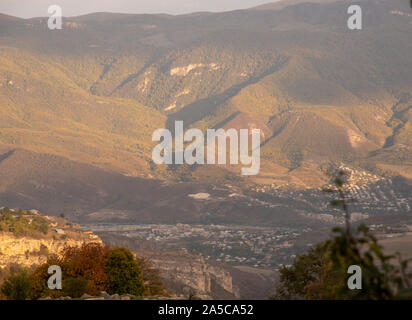 Montagna, brumoso paesaggio.Nella valle vi è una piccola città, al di sopra di essa si ergono le montagne coperte di foreste. Foto Stock