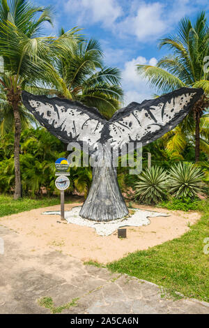 Scultura di coda di balena a Praia do Forte - destinazione turistica in stato di Bahia (nord-est del Brasile) Foto Stock