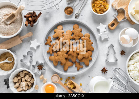 Natale o X-mas cottura sfondo culinario, ricetta di cucina. Xmas gingerbread sul tavolo di cucina e gli ingredienti per cucinare i cookie di festa. Anno nuovo Foto Stock