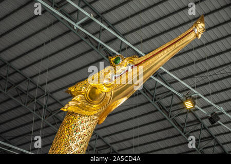 Città di Bangkok, Tailandia - 17 Marzo 2019: Royal Barge Museo Nazionale. Primo piano della Royal Barge Suphannahong polena mostra testa dorata di charial ripeti Foto Stock