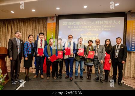 (191019) -- DUN LAOGHAIRE (Irlanda), Ottobre 19, 2019 (Xinhua) -- vincitori del '2019 Top 10 leader di talenti cinese per la scienza e la tecnologia in Europa" posano per una foto di gruppo alla cerimonia di chiusura del XI Europe Forum organizzato dalla Federazione cinese di associazione professionale in Europa (FCPAE) in Dun Laoghaire, una cittadina di mare a sud di Dublino, Irlanda su Ott. 19, 2019. Xi Europe Forum concluso in Dun Laoghaire sabato. (Xinhua) Foto Stock