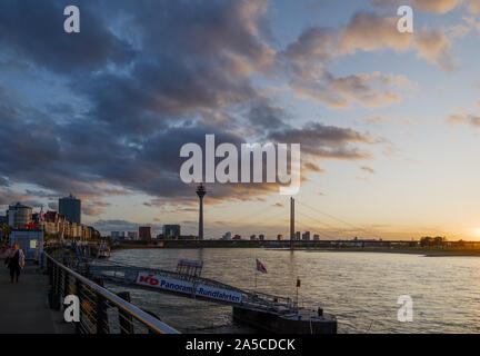 Vista della passeggiata sul lungofiume, ponte pedonale al molo di KD, Turismo Società per la Crociera sul Fiume Reno, e sullo sfondo della Torre sul Reno. Foto Stock