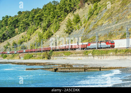 Treno merci si avvicina alla stazione in tempo di mattina. Sochi. La Russia. Foto Stock