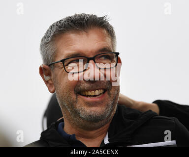 Berlino, Germania. Xix oct, 2019. Calcio: Bundesliga, 1° FC Union Berlin - SC Freiburg, ottava giornata nello stadio An der alten Försterei. Coach Urs Fischer di Berlino sorrisi prima del gioco. Credito: Monika Skolimowska/dpa-Zentralbild/dpa - NOTA IMPORTANTE: In conformità con i requisiti del DFL Deutsche Fußball Liga o la DFB Deutscher Fußball-Bund, è vietato utilizzare o hanno utilizzato fotografie scattate allo stadio e/o la partita in forma di sequenza di immagini e/o video-come sequenze di foto./dpa/Alamy Live News Foto Stock