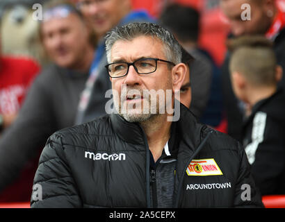 Berlino, Germania. Xix oct, 2019. Calcio: Bundesliga, 1° FC Union Berlin - SC Freiburg, ottava giornata nello stadio An der alten Försterei. Coach Urs Fischer di Berlino è di circa a giocare nello stadio. Credito: Monika Skolimowska/dpa-Zentralbild/dpa - NOTA IMPORTANTE: In conformità con i requisiti del DFL Deutsche Fußball Liga o la DFB Deutscher Fußball-Bund, è vietato utilizzare o hanno utilizzato fotografie scattate allo stadio e/o la partita in forma di sequenza di immagini e/o video-come sequenze di foto./dpa/Alamy Live News Foto Stock