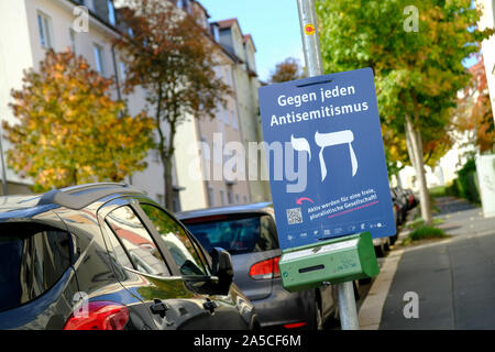 Kassel, Germania. Xvii oct, 2019. Un poster di Sara Centro di noce a Kassel's Südstadt diventa "contro ogni forma di antisemitismo". Sara Nussbaum Centro per la vita ebraica è un luogo laico per la cultura ebraica e la storia di Kassel ed è aperto a chiunque sia interessato. Oltre alla mostra permanente, la casa offre spazio per mostre temporanee, conferenze, concerti, workshop e la possibilità di soddisfare. Credito: Uwe Zucchi/dpa/Alamy Live News Foto Stock