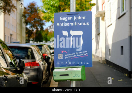 Kassel, Germania. Xvii oct, 2019. Un poster di Sara Centro di noce a Kassel's Südstadt diventa "contro ogni forma di antisemitismo". Sara Nussbaum Centro per la vita ebraica è un luogo laico per la cultura ebraica e la storia di Kassel ed è aperto a chiunque sia interessato. Oltre alla mostra permanente, la casa offre spazio per mostre temporanee, conferenze, concerti, workshop e la possibilità di soddisfare. Credito: Uwe Zucchi/dpa/Alamy Live News Foto Stock