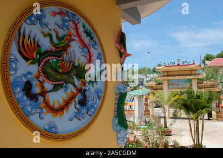 Il Vietnam Phu Quoc Kien Giang Pagoda cantato appeso Co Tu area entrata cinese con la scultura di Phoenix Foto Stock