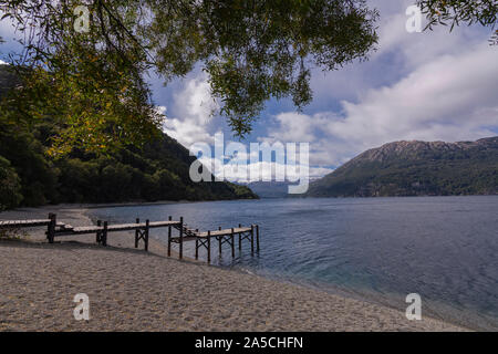 Vista scena di un molo in legno al lago Futalaufquen a Los Alerces National Park, Patagonia, Argentina Foto Stock