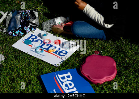 La città di New York, Stati Uniti. Xix oct, 2019. In scena la folla come presidenziale democratico speranzoso Sen. Bernie Sanders riceve il sostegno di sost. Alessandria Ocasio-Cortez durante un Bernie's Back rally, nel Queens, a New York, NY, il 19 ottobre 2019. Credito: OOgImages/Alamy Live News Foto Stock